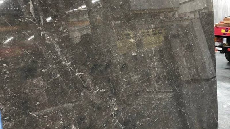 选择石材幕墙定制厂家时，要关注其资质和经验。正规厂家通常具备以下条件：